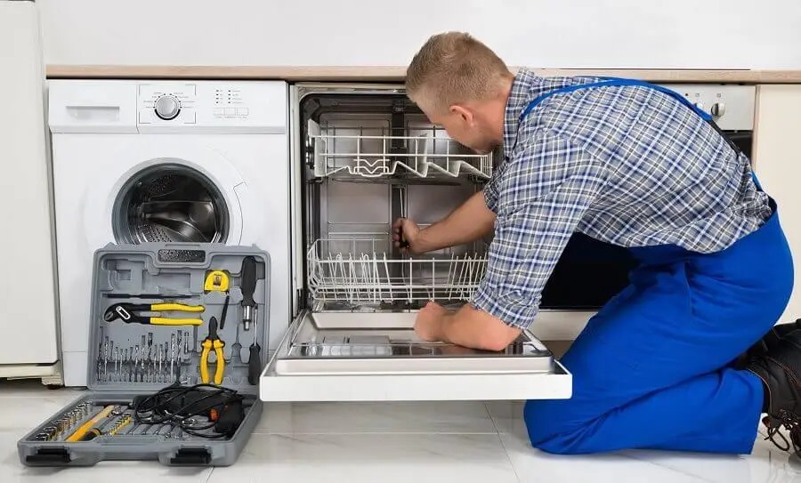 Çayırova Gorenje servisi teknisyen ekibi beyaz eşya tamiri yaparken